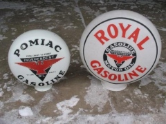 Very Rare Pomiac & Royal One Piece Etched Gas Globes